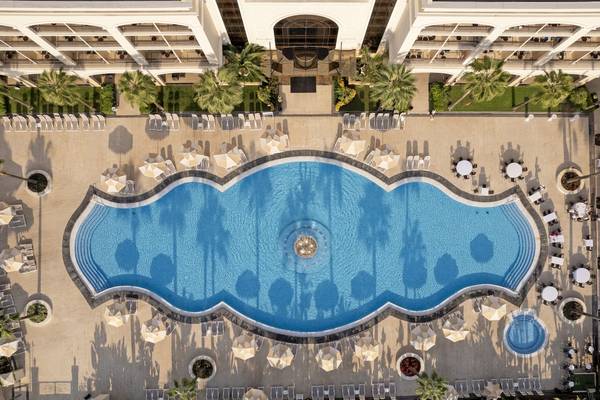 Luftaufnahme des Dobedan Exclusive Hotel & Spa Belek mit großem Pool und Sonnenliegen