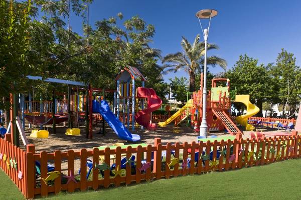 Kinderspielplatz im Freien mit Rutschen und Schaukeln im Dobedan Exclusive Hotel & Spa Belek