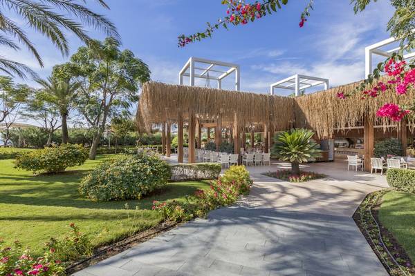 Gartenbereich des Dobedan Exclusive Hotel & Spa Belek mit Pavillon und Tischen und Stühlen