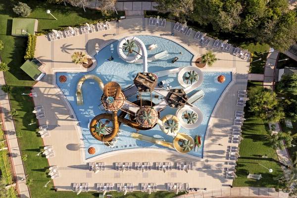Luftaufnahme des Wasserparks im Dobedan Exclusive Hotel & Spa Belek mit mehreren Rutschen und Palmen