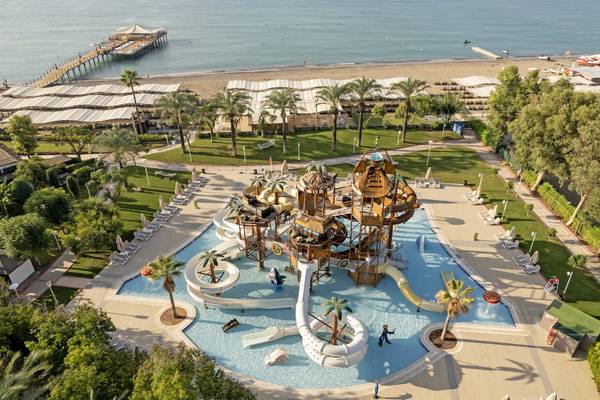 Luftaufnahme des Wasserparks im Dobedan Exclusive Hotel & Spa Belek mit Wasserrutschen und Sonnenliegen