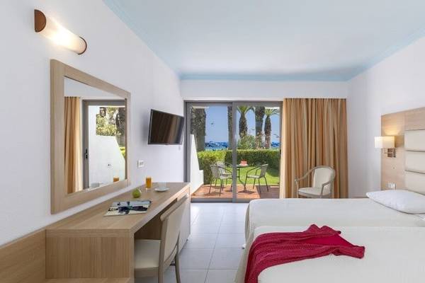 Hotelzimmer des Blue Horizon mit zwei Betten, Schreibtisch, Spiegel und Balkon