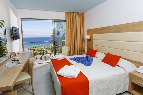 Hotelzimmer mit Meerblick im Blue Horizon, mit Balkon, Schreibtisch und bequemem Bett.