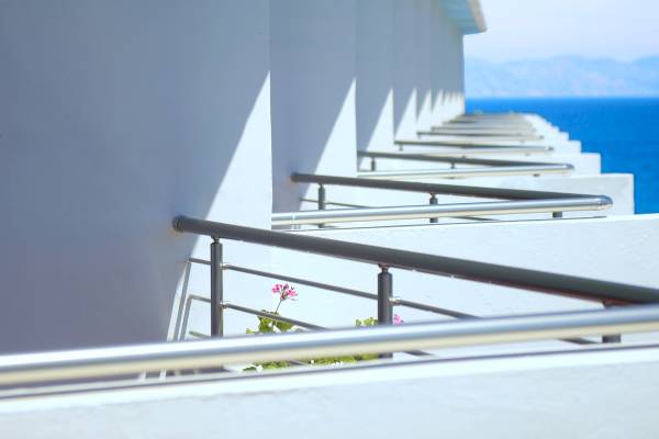 Blick auf die Balkone des Blue Horizon Hotels mit Blick auf das Meer.