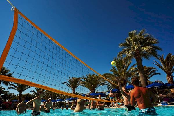Gruppe von Männern spielt Volleyball im Pool des Blue Horizon Hotels