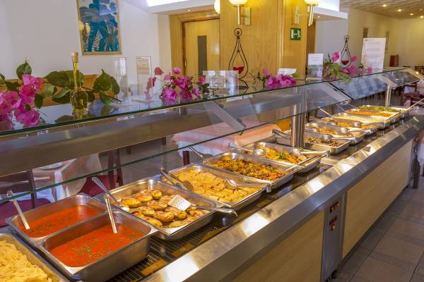 Buffet-Tisch im Blue Horizon Hotel mit verschiedenen Gerichten und Dekoration.