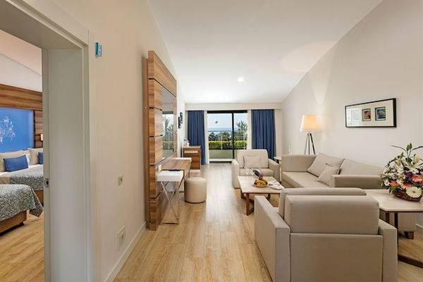 Innenansicht einer Hotelsuite mit Blick auf das Meer und modernen Möbeln.