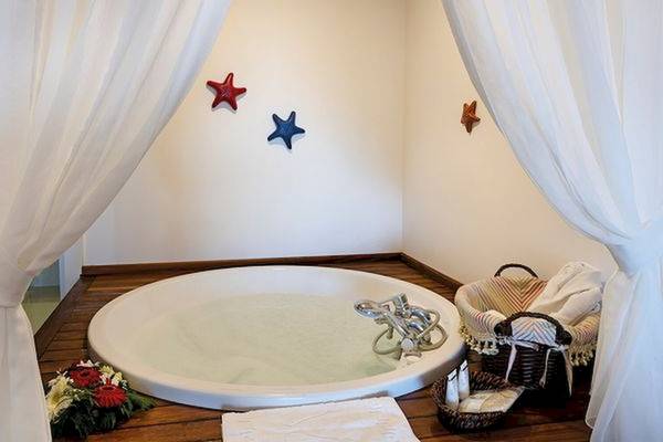 Whirlpool im Zimmer des Limak Atlantis Deluxe Hotel & Resort mit Sternen an der Wand