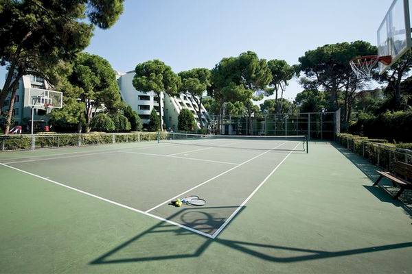 Tennisplatz im Hotel Limak Atlantis Deluxe Hotel & Resort