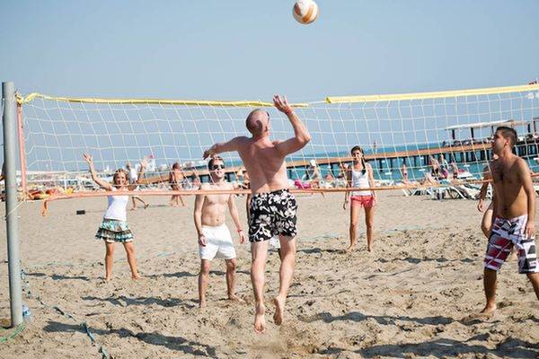 Gäste spielen Volleyball am Strand des Limak Atlantis Deluxe Hotel & Resort.