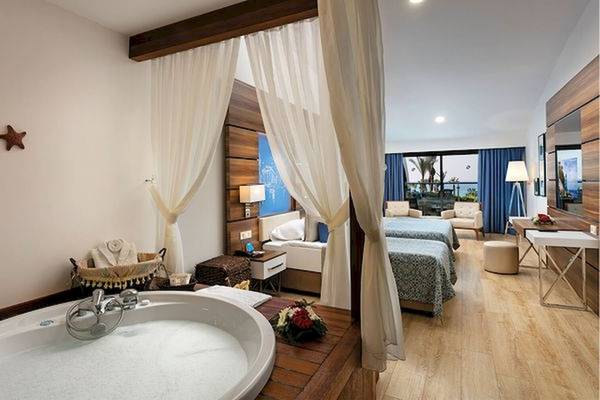 Hotelzimmer mit einem Whirlpool und zwei Betten im Limak Atlantis Deluxe Hotel & Resort.