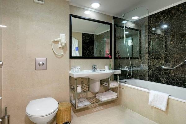 Badezimmer im Limak Atlantis Deluxe Hotel & Resort mit Badewanne, Dusche, Toilette und Waschbecken.