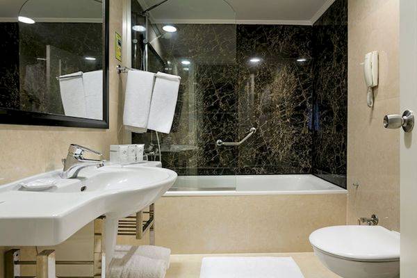 Luxuriöses Badezimmer im Limak Atlantis Deluxe Hotel & Resort mit Badewanne, Dusche, Toilette und Waschbecken.