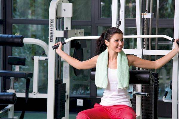 Frau im Fitnesscenter des Limak Atlantis Deluxe Hotel & Resort