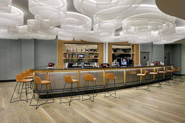 Innenansicht der Bar im Limak Atlantis Deluxe Hotel & Resort mit modernen Stühlen und einer stilvollen Deckenbeleuchtung.