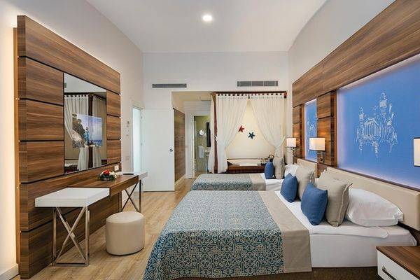 Doppelzimmer im Limak Atlantis Deluxe Hotel & Resort mit zwei Betten, Dekor und Einrichtung.