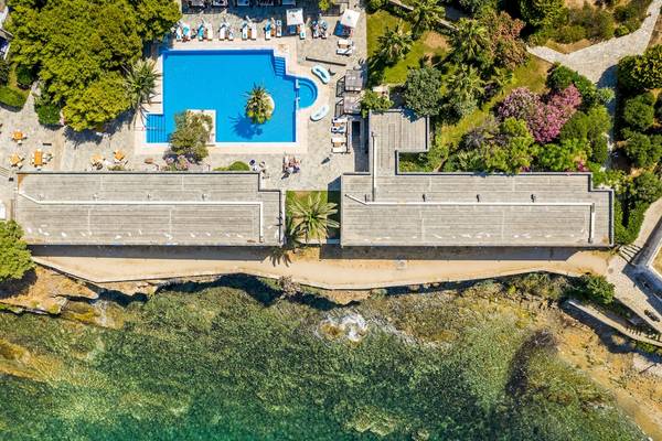 Luftaufnahme des Mykonos Theoxenia Boutique Hotels mit Pool und Meerzugang