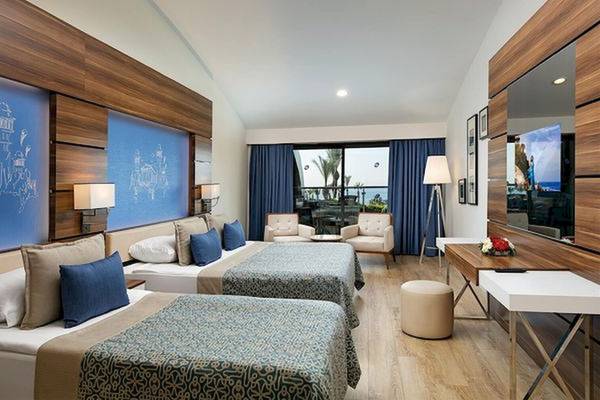 Doppelzimmer im Limak Atlantis Deluxe Hotel & Resort mit zwei Betten, Meerblick und modernem Interieur.