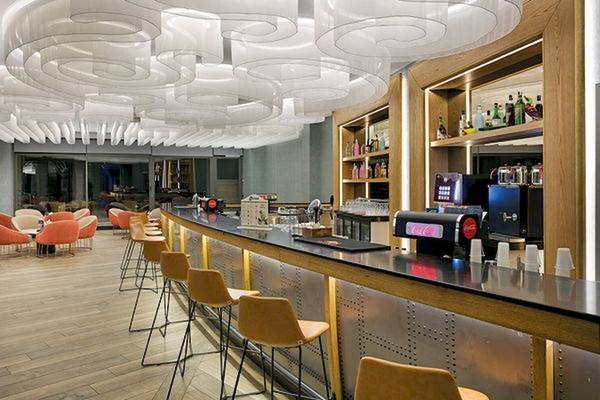 Innenansicht der Bar im Limak Atlantis Deluxe Hotel & Resort mit modernen Möbeln und hellem Interieur.