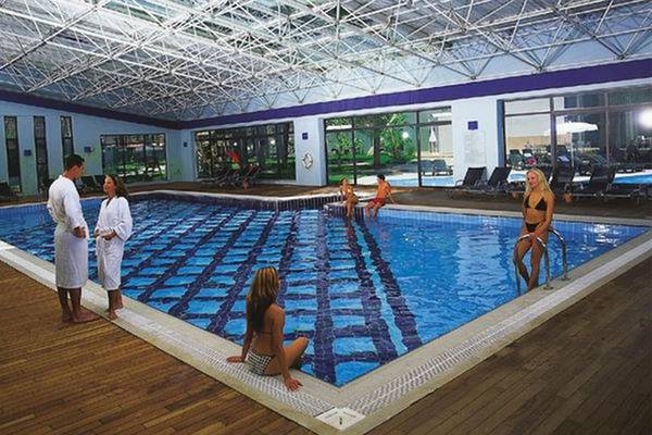 Gäste entspannen im Innenpool des Limak Atlantis Deluxe Hotel & Resort