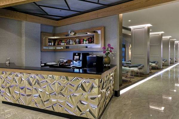 Innenansicht der Rezeption des Limak Atlantis Deluxe Hotel & Resort mit modernem Design, Marmorboden und geometrischen Mustern.