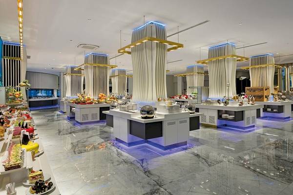 Buffetbereich im Limak Atlantis Deluxe Hotel & Resort mit vielen Speisen und goldenen Säulen