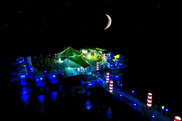 Vonresort Golden Beach bei Nacht mit blauen Lichtern und Halbmond