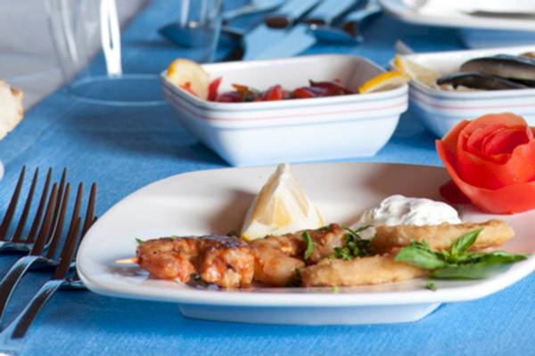 Ein Teller mit gegrilltem Fleisch, Gemüse und Beilagen im VONRESORT Golden Beach.