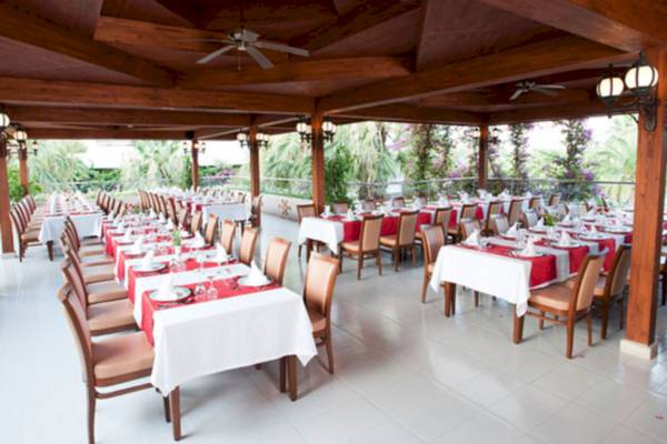 Restaurant-Innenbereich des VONRESORT Golden Beach mit gedeckten Tischen und Stühlen.