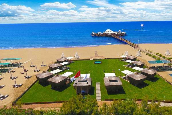 Luftaufnahme des VONRESORT Golden Beach mit Strand, Meer und Pier