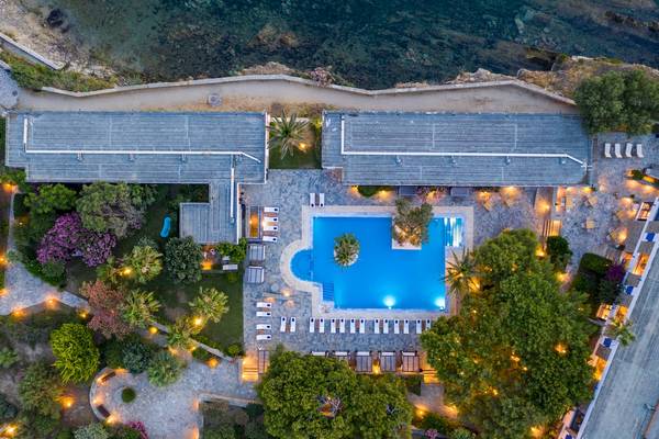 Luftaufnahme des Mykonos Theoxenia Boutique Hotels mit Pool und Liegestühlen