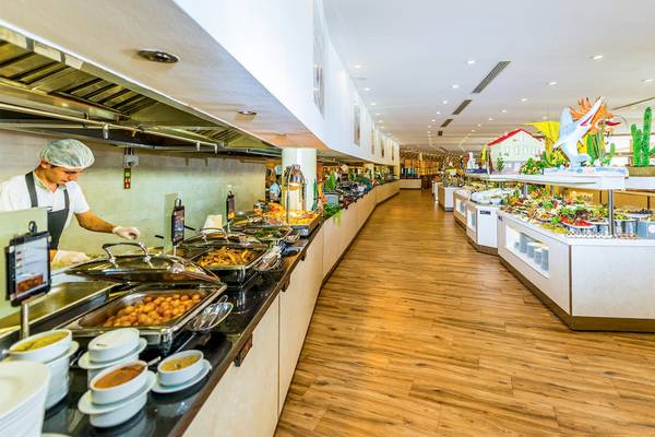 Restaurantbuffet im VONRESORT Golden Beach mit verschiedenen Speisen und einem Koch, der Gerichte serviert.