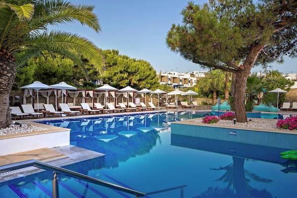 Außenpool des Mykonos Theoxenia Boutique Hotels mit Liegestühlen und Sonnenschirmen