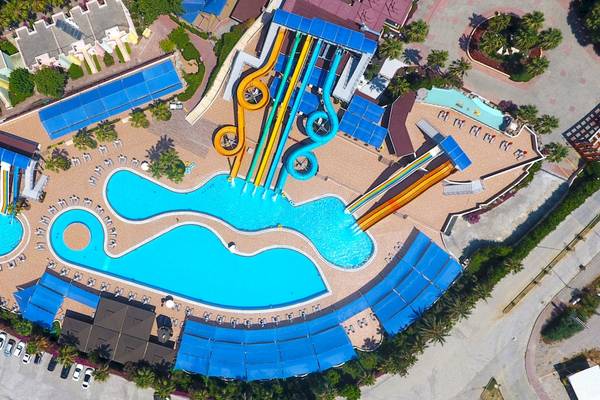 Luftaufnahme des Wasserparks im VONRESORT Golden Beach mit mehreren Wasserrutschen und einem großen Pool.