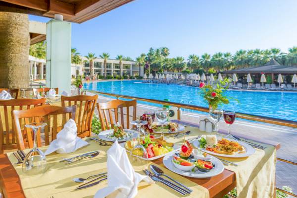 Vonresort Golden Beach Tisch mit Essen und Getränken am Pool