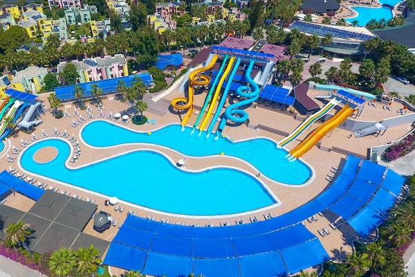 Luftaufnahme des Wasserparks im VONRESORT Golden Beach mit mehreren Rutschen und Schwimmbecken.
