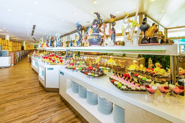 Buffetbereich im VONRESORT Golden Beach mit einer Auswahl an Desserts und Kuchen.