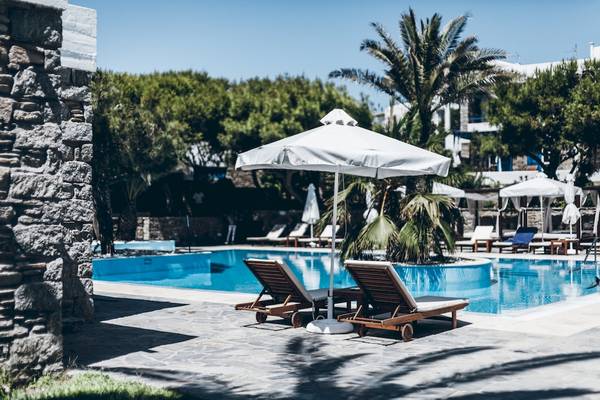 Pool mit Liegestühlen und Sonnenschirmen im Mykonos Theoxenia Boutique Hotel