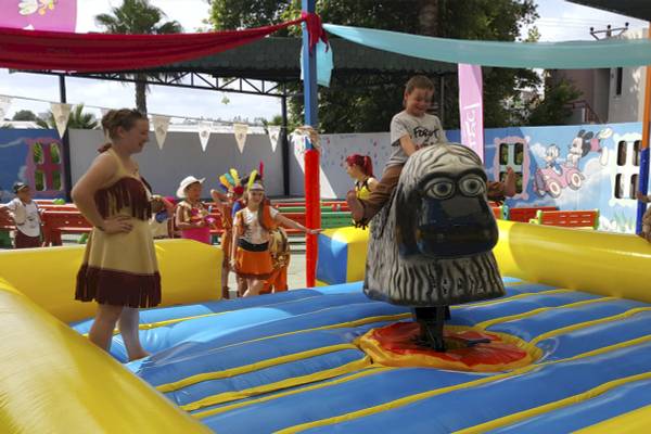 Kinder spielen auf einem aufblasbaren Tier im VONRESORT Golden Beach.