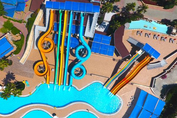 Luftaufnahme des Wasserparks im VONRESORT Golden Beach mit mehreren Wasserrutschen.