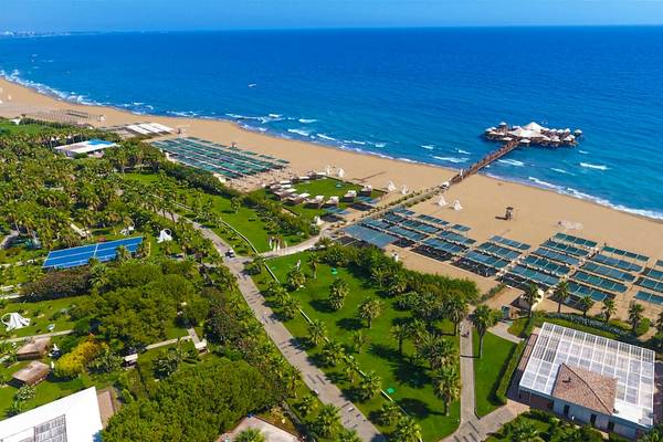 Luftaufnahme des VONRESORT Golden Beach mit Strand, Sonnenliegen, und Meer