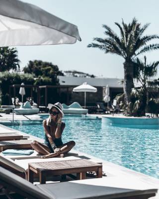 Frau am Pool im Mykonos Theoxenia Boutique Hotel