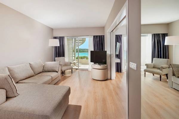 Wohnzimmer im Hipotels Mediterraneo mit Blick auf das Meer und moderne Möbel.