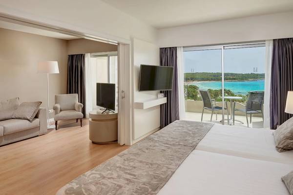 Zimmer im Hipotels Mediterraneo Hotel mit Blick auf das Meer und eine Terrasse.