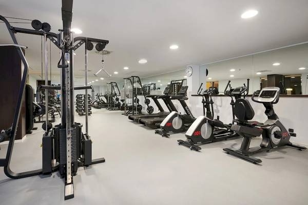 Fitnesscenter im Hipotels Mediterraneo mit Laufbändern, Radtrainern und Kraftgeräten.