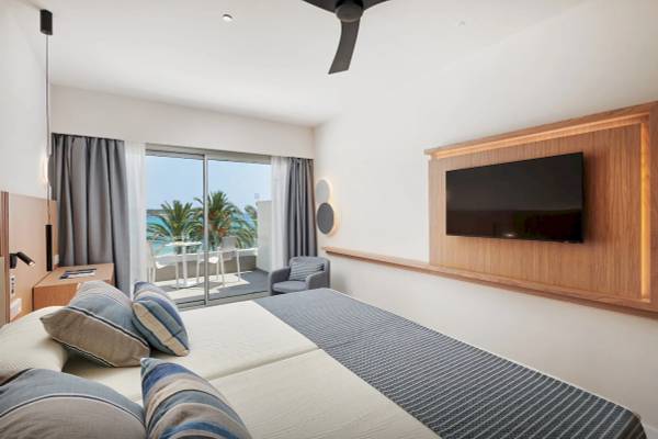 Hotelzimmer im Hipotels Mediterraneo mit Blick auf das Meer und Palmen