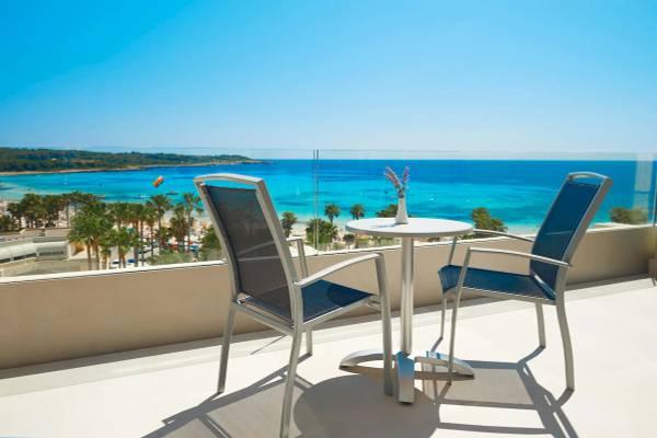 Ausblick von der Terrasse des Hipotels Mediterraneo mit Blick auf das Meer.