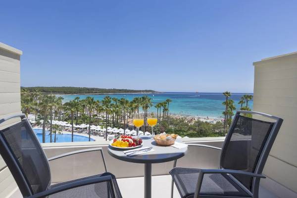 Balkon mit Blick auf das Meer und Palmen im Hipotels Mediterraneo Hotel.