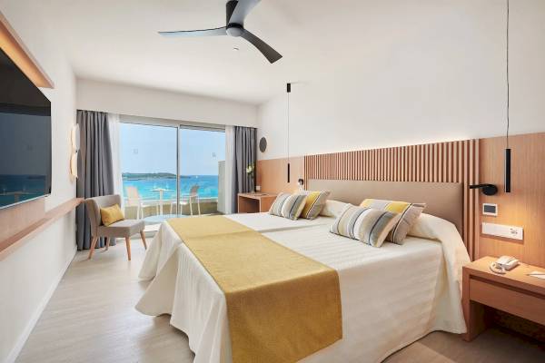 Zimmer im Hipotels Mediterraneo mit Blick auf das Meer und eine Terrasse.