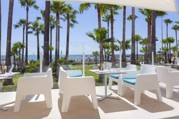Terrasse im Hipotels Mediterraneo mit Blick auf das Meer und Palmen